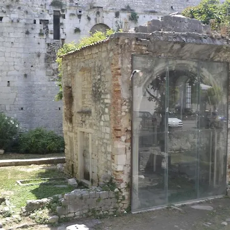 アパートメンツ　カレタ * スプリト